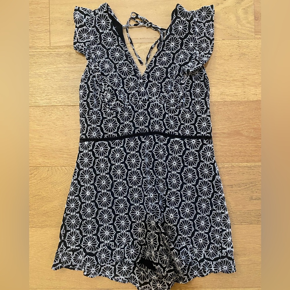 Women’s Black and White eyelet Patterned v neck Romper size L (fits like M) VGUC